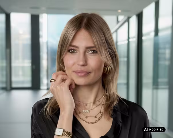 Portrait von Svenja J&ouml;ns, Social-Media-Expert & UX/UI Designer